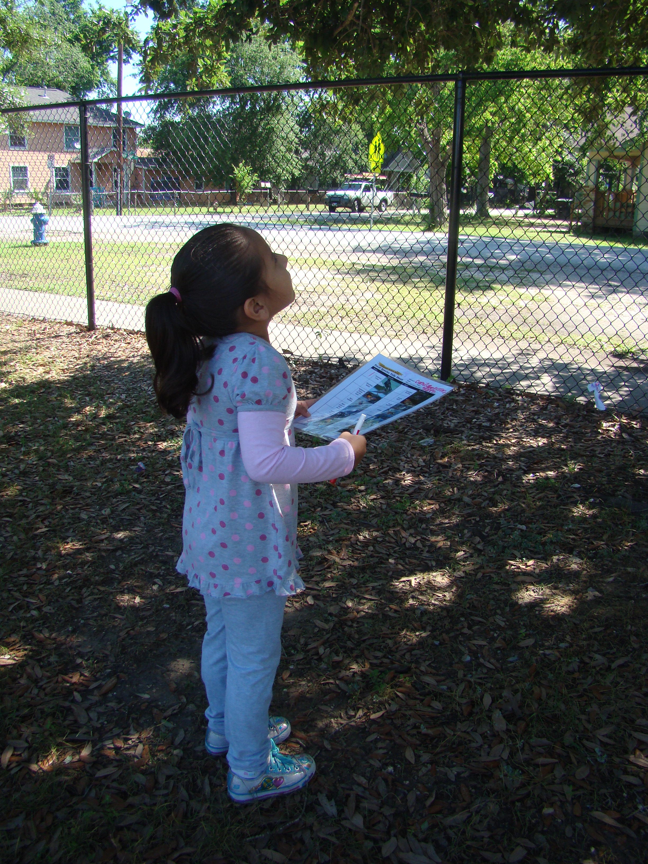 Estudiante de Berry Elementary observando aves